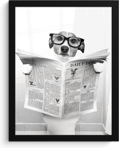 Poster in lijst - Fotolijst 30x40 cm - Posters - Hond - Krant - Toilet - Zwart wit - Dieren - Posterlijst zwart - Wanddecoratie badkamer - Muurdecoratie WC - Decoratieve accessoires - Toilet muur decoratie