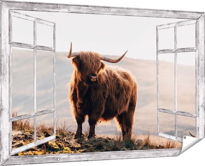 Gards Tuinposter Doorkijk Schotse Hooglander in de Heuvels van Schotland - 180x120 cm - Tuindoek - Tuindecoratie - Wanddecoratie buiten - Tuinschilderij