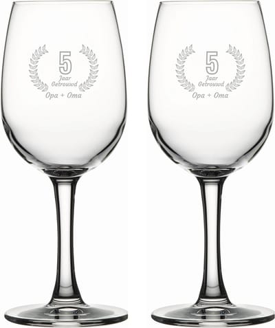 Gegraveerde set witte wijnglazen 26cl Opa + Oma 5 jaar getrouwd