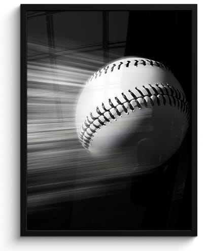 Poster in lijst - Fotolijst 50x70 cm - Posters - Honkbal - Wit - Vliegt - Posterlijst zwart - Decoratie - Wanddecoratie woonkamer - Muurdecoratie slaapkamer