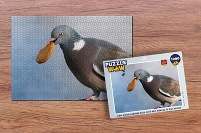 Puzzel Een ondeugende duif met een koekje in zijn mond - Legpuzzel - Puzzel 1000 stukjes volwassenen