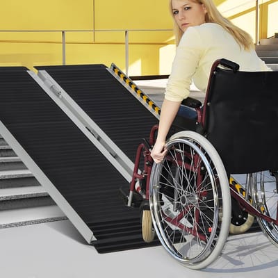 COSTWAY Rolstoelhelling, 122 cm, klaphelling, draagbaar en antislip tot 272 kg belastbaar, oprijplaat, aluminium, drempelhelling voor rolstoel, trappen, deuren (122 x 74 cm)