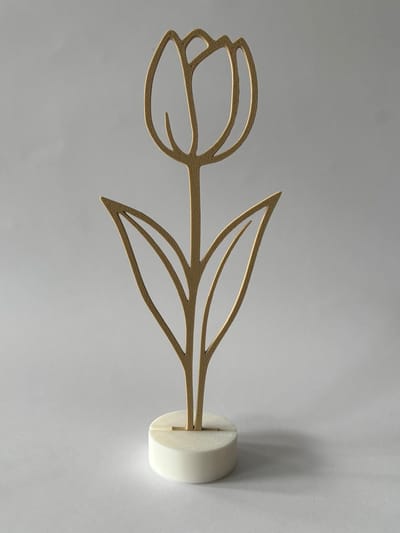 by Studio Dot. - Tulp Decoratie - Bloem Beeldje - Minimalistisch - 18,5 cm - Woonaccessoire - Interieuraccessoire - Cadeau - Bedankje - Inclusief Standaard - Diverse Kleuren