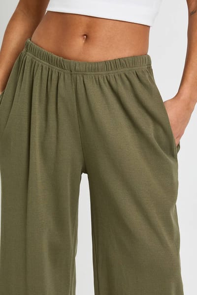 boohoo Dames Petite Rib Broek met Wijde Pijpen | Khaki | Maat: 16
