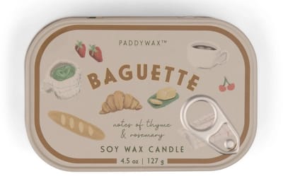 PADDYWAX Geurkaars blikje French Baguet | Bistro French Baguette Printed Tin Candle - Rosemary Thyme 127g 76 x 42mm