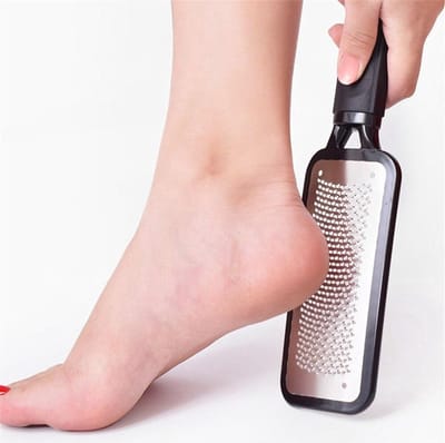 New Age Devi - en hoofdletters Verwijder Eelt en Dode Huid met de Pedicure Voetrasp - RVS Schraper voor Nat en Droog Gebruik - Voetverzorging Gereedschap voor een Zachte en Gladde Huid