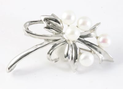 Hoogglans zilveren broche met witte zoetwater parels