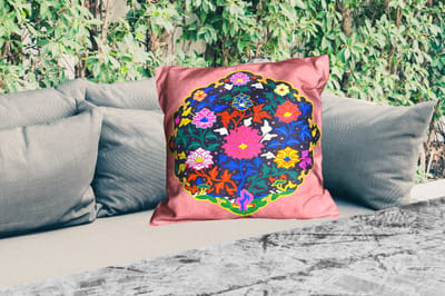 Sierkussen Buiten - Bloemenkrans - Regenboog - Design - 60x60 cm - Weerbestendig