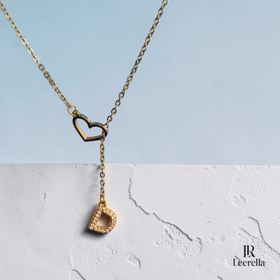 Leerella Goudkleurige | D | Initial Ketting met Hart en Letter Hanger – Gepersonaliseerde RVS Ketting met Zirconia Steentjes – 60 cm Collier