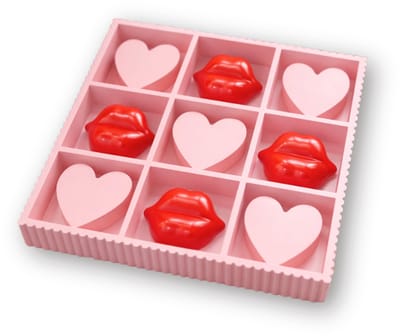 Decoratief Spel Boter Kaas en Eieren – Tic Tac Toe – Hartjes & Lippen – Roze/Rood – MDF – 33x33x5 cm – Woondecoratie – Speelbaar – Trendy Eyecatcher
