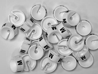 Bleijenberg Maatdopje maat M wit - Maataanduiding voor kledinghangers per 25 stuks - Maatringetje Ø 20 mm - Kledinghangers - Kleerhanger - Kapstok - Mark-Brics - wisersizer