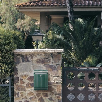 Moderne grijze mailbox voor buiten