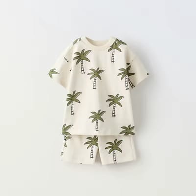 Summer Set: T-Shirt & Korte Broek - Maat: 74/80 - Leeftijd: 1 Jaar - Kleur: Beige & Groen - Zomer / Vakantie Outfit voor Jongens - Stoere Baby Kleding - Baby Outfit - Zomer Outfit met Palmbomen / Tropisch - Hoge Kwaliteit - Luxe Stof - Shirt & Shorts