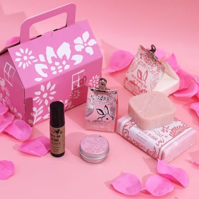 Scent Meester Agnes + Cat Wellness Cadeauset - Bloom & Bliss - Luxe Verwenpakket Vrouw - Handmade Gift Box met Japanese Bloom Zeep, Shampoo Bar, Lippenbalsem & Happy Roll-on - Vegan & Natuurlijk