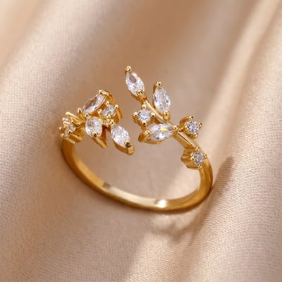 Lundholm Sanna Ring Dames Goudkleurig – Premium Stainless Steel Gold PVD Plated – Verstelbare Ring met Zirkonia Steentjes – Open Ring met Blad Design Ringen Dames – One Size – Scandinavisch Design