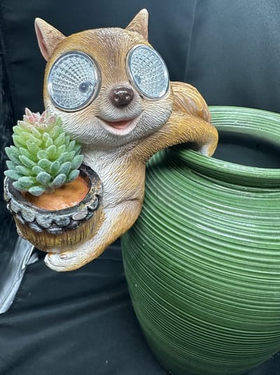 Polyresin solarlamp pothanger "Eekhoorn met kunstbloemen" - meerkleurig - met 2 LEDs - pothanger - hoogte 14 x 15 x 8 cm - Tuindecoratie - Tuinverlichting