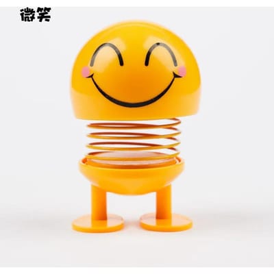 1 stuks Veren Lachend Gezicht Verschillende Grappige Uitdrukking Poppen Met Auto Interessante Schud Geel Grappig Interieur Decoratie Accessoires