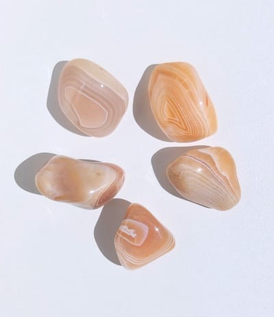ThaleiaDesign - Abrikoos agaat trommelstenen - edelstenen - mineralen en kristallen - woondecoratie - agate - interieur - meditatie - gemstone - cadeau vrouw - chakra - trommelsteen - handsteen - zaksteen - rustgevend - positieve energie - healing