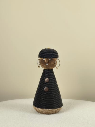 Blitzdeco - Decoratieve Pop - Juno - Handgemaakt Kralen - Zwart met Bruin - Modern Tribal - 30CM