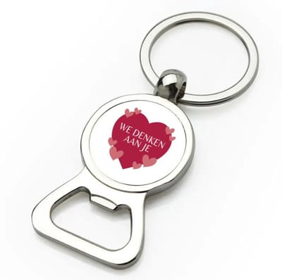 Akyol - we denken aan je hartje en kleine hartjes flesopener - Quotes - iemand die door een moeilijke tijd gaat - moeilijke tijd - ziek - koorts - snel beter worden - cadeau - beterschap cadeau - kado - gift - geschenk - 9 bij 3 cm
