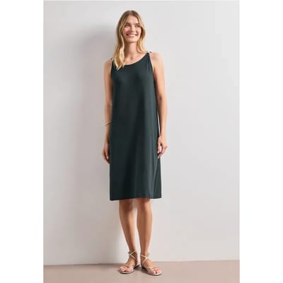 Knielange jurk met gespdetail