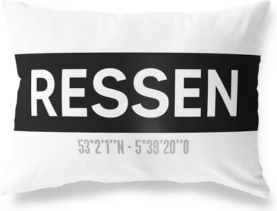 Tuinkussen RESSEN - GELDERLAND met coördinaten - Buitenkussen - Bootkussen - Weerbestendig - Jouw Plaats - Studio216 - Modern - Zwart-Wit - 50x30cm