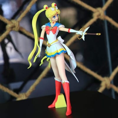 24cm Figurine Sailor Moon Éternelle Anime Tsukino Usagi Figurine d'Action Tiare Éternelle PVC Ornements de Gâteau Modèle de Collection Jouets Cadeaux