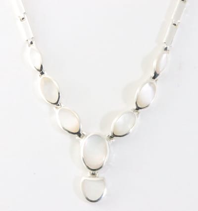 Hoogglans zilveren collier met parelmoer