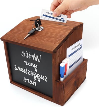 Afsluitbare houten brievenbus met krijtbord en 10 kaarten, ideaal voor school, kantoor en evenementen, 20,8 x 16,5 x 20 cm