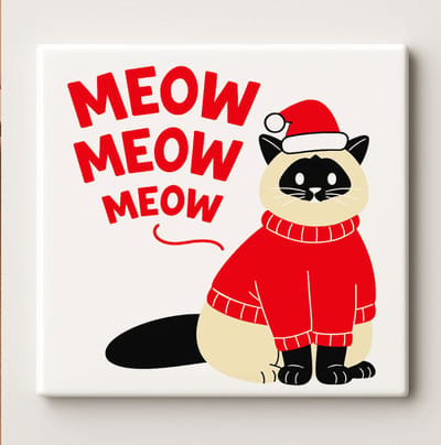 Meow Meow Meow Decoratieve Tegel 15x15 cm – Schattige Kerstkat met Kerstmuts – Feestelijke Dieren Wand- & Woondecoratie