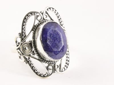 Opengewerkte zilveren ring met blauwe saffier - maat 17.5