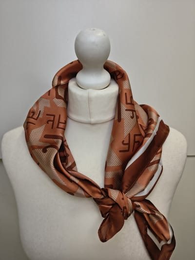Vierkante dames sjaal Pleun-fantasiemotief-terracotta wit bruin-70x70-neksjaal-halssjaal