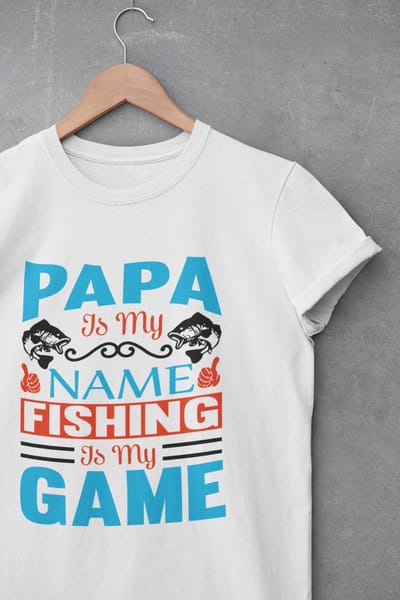 Shirt - Papa is my name fishing is my game - Wurban Wear | Grappig shirt | Leuk cadeau | Unisex tshirt | Vaderdag cadeau | Voetbal | Gewichten | Wit & Zwart