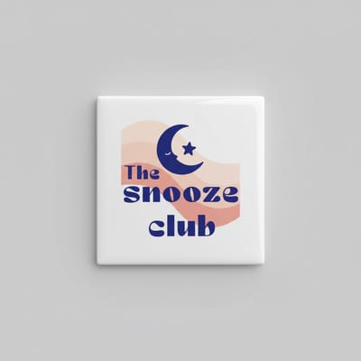 The Snooze Club Tegel 15×15 cm – Schattige Slaperige Maan Keramische Wandtegel – Gezellig Bedtijd Decor Cadeau voor Slaapliefhebbers