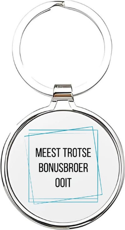 Akyol - meest trotse bonusbroer ooit Sleutelhanger - Broer - de leukste broer - broer sleutelhanger - broers sleutelhanger - sleutelhanger voor je broer - familie sleutelhanger - verjaardagscadeautje - broer cadeau - brother - broertje - 4 x 7,5 CM
