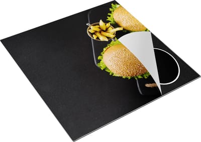 Chefcare Inductie Beschermer Hamburgers met Patat op een Zwarte Marmeren Plaat - 78x78 cm - Afdekplaat Inductie - Kookplaat Beschermer - Inductie Mat