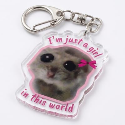 Grijze transparante hamster sleutelhanger acryl sleutelhanger dames en heren met hamster illustratie en tekst I’m just a girl in this world, roze strik detail en metalen karabijnhaak voor sleutels en tas