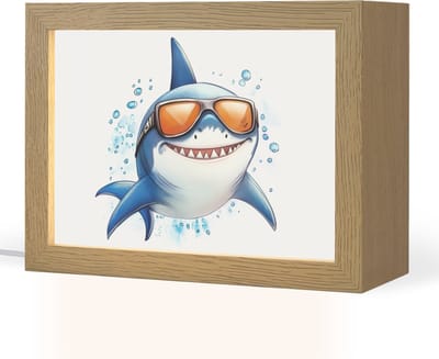 Nachtlampje 20x15 cm - Kinder lampje - Haai - Zonnebril - Blauw - Water - Tafellamp kinderkamer - Slaapkamer lamp - Bedlamp kinderen - Kinderlampje stopcontact - Wandlamp babykamer - Nachtlampjes