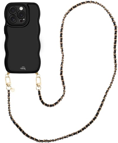xoxo Wildhearts Glossy Wavy Cord Case Black - Geschikt voor iPhone 16 Pro Max - Classic Chain - Lang koord - Glimmend telefoonhoesje met golven - Hoesje met koord - Zwart met gouden ketting - Telefoonkoord - Lange variant koord