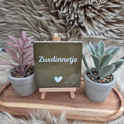 Robuust Wenstegeltje – Zusdinnetje – 10x10 cm – Lief Cadeau voor Zus of Beste Vriendin – Stijlvolle Wanddecoratie met Betekenis – Trendy nu – Decoratief Tegeltje met Standaard – Cadeau Idee