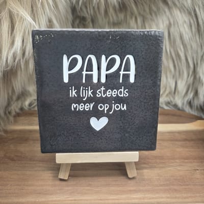 Robuust Wenstegeltje Papa ik lijk steeds meer op jou – Hip trendy tegeltje – Uniek Cadeau voor papa, vaderdag of zomaar – Stijlvolle Woondecoratie met Boodschap – Trendy nu – Decoratief Tegeltje met Standaard – Cadeau Idee