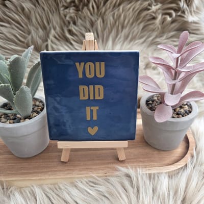 Robuust wenstegeltje “You did it” – Keramiek 10x10 cm – Wanddecoratie & Cadeau – Cadeau Geslaagd – incl standaard – Trendy nu - Feest - Geslaagd - Rijbewijs, diploma of ander succes