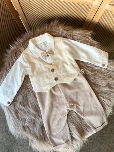 luxe drie delige katoenen set- hemd, broek, vastgenaaide gilet, vlinderdas- linnen/katoenmix-lichtbeige crème-feestoutfit-bruiloft-fotoshoot-verjaardag-doopsel- maat 74