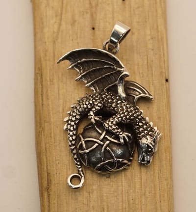 sterling zilveren hanger draak met bol - 925 zilver hanger van vliegende draak met ei - hangers draken - pendant dragon with sphere - silver flying dragon with egg - fantasie wereld hangers - grote draken hanger - mooie draken hangers