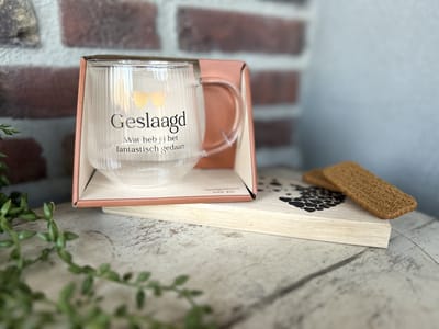 Creaties van Hier - Cadeaupakket Theeglas met Plankje - Geslaagd - Glas - Hout