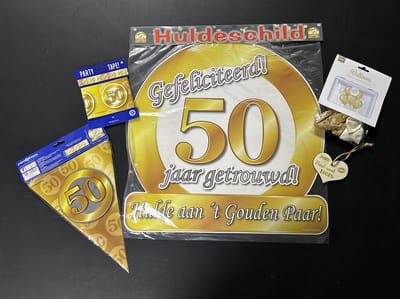 Creaties van Hier - Versierpakket met houten hartje - Ballonnen-Partytape -Schild-Vlaggetjes - 50 jaar getrouwd