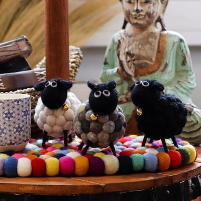 Ancient Wisdom - Decoratief beeld - Vilten schaap zwart - Beeldje - Figuur - Decoratie - Handgemaakt - Kunstwerk