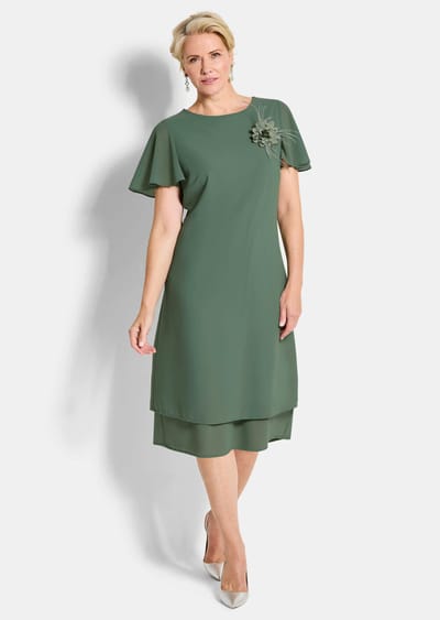 Elegante jurk van chiffon met broche - salie - Gr. 20 van Goldner Fashion