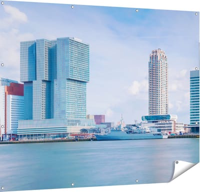 Gards Tuinposter Rotterdamse Skyline aan het Water - 150x120 cm - Tuindoek - Tuindecoratie - Wanddecoratie buiten - Tuinschilderij