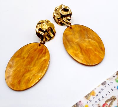 Jeannette-Creatief® - Resin - Ovaal Lichtbruin - Bruine Oorbellen - Gouden RVS Oorbellen - Oorbellen - Resin Oorbellen - Dames Oorbellen - Oorbellen Dames - Ovale Oorbellen - Gehamerde Oorknoppen